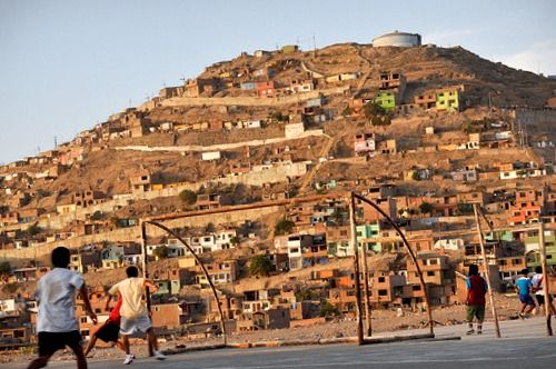 San Juan de Miraflores es un distrito de la ciudad de Lima que ha sido poblado por migrantes
